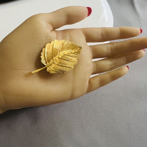 Vintage signed AK Anne Klein Brooch Leaf Brushed Gold Tone 1521 - Picture 3 of 8